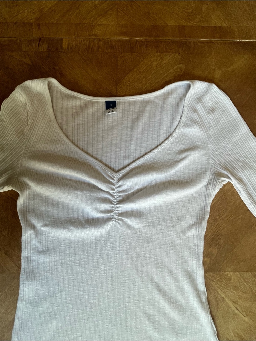 ✨ Old Navy White Ribbed Ruched Long Sleeve Top | Women’s Small 🤍 - Picture 2 of 9